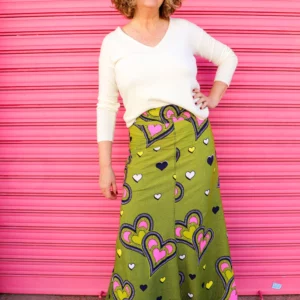 Falda larga estampada con corazones en tonos lima y rosa. Moda africana tejida a mano por mujeres artesanas.