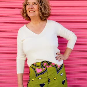 Falda larga estampada con corazones en tonos lima y rosa. Moda africana tejida a mano por mujeres artesanas.