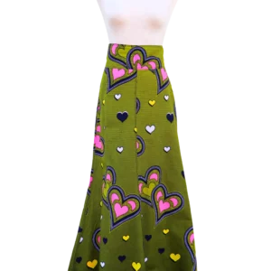 Falda larga estampada con corazones en tonos lima y rosa. Moda africana tejida a mano por mujeres artesanas.