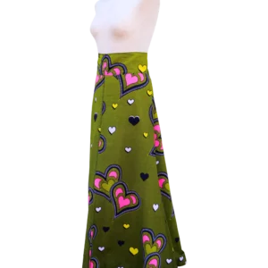 Falda larga estampada con corazones en tonos lima y rosa. Moda africana tejida a mano por mujeres artesanas.