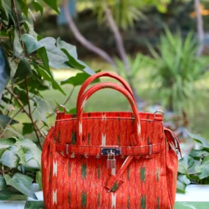 Bolso estampado africano hecho a mano por artesanas. Moda consciente y complementos únicos para tu día a día.