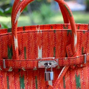 Bolso estampado africano hecho a mano por artesanas. Moda consciente y complementos únicos para tu día a día.