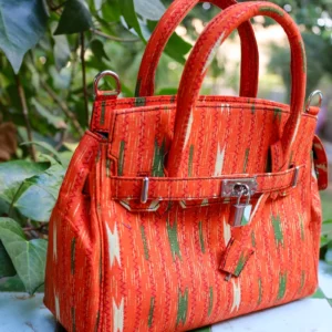 Bolso estampado africano hecho a mano por artesanas. Moda consciente y complementos únicos para tu día a día.