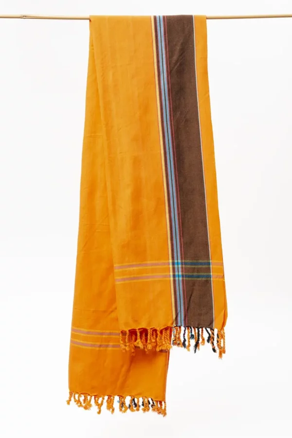 Pareo en tonos naranja 100% algodón hecho a mano. Viste complementos éticos, exclusivos y con estilo propio.