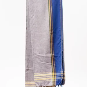 Pareo de algodón gris con tintes vegetales. Accesorio exclusivo hecho a mano y con impacto social. Moda ética.