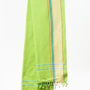 Pareo de algodón en tonos lima con tintes vegetales. Complemento étnico exclusivo, hecho a mano con valores.