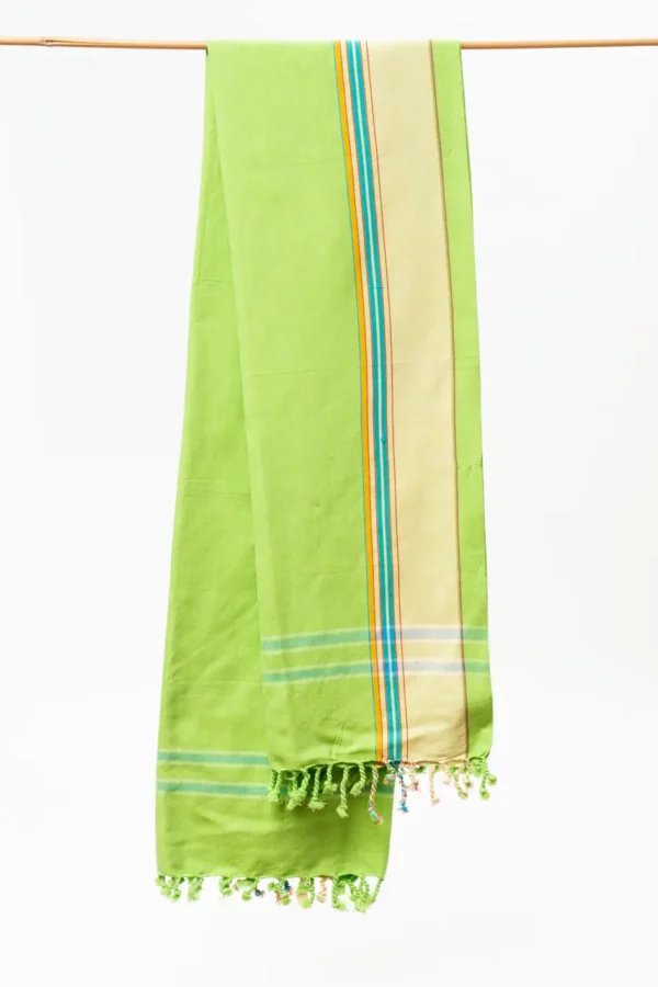 Pareo de algodón en tonos lima con tintes vegetales. Complemento étnico exclusivo, hecho a mano con valores.