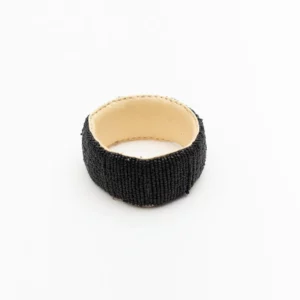 Pulsera africana de cuentas negras artesanal. Joyería hecha a mano con estilo étnico, alma y compromiso social.