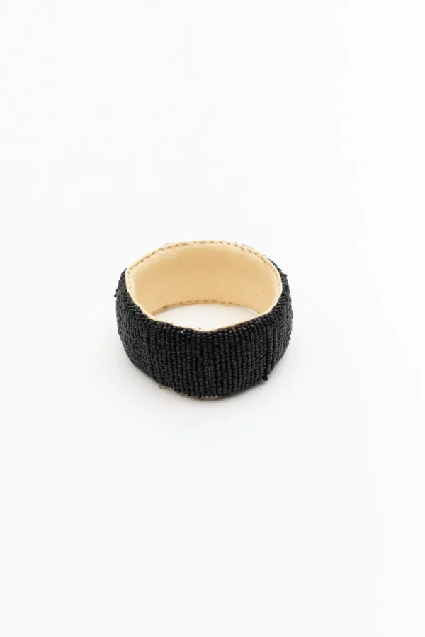 Pulsera africana de cuentas negras artesanal. Joyería hecha a mano con estilo étnico, alma y compromiso social.