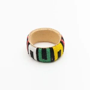 Pulsera africana de cuentas multicolor. Complemento étnico hecho a mano que refleja alma, fuerza y valores.