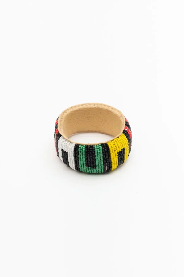 Pulsera africana de cuentas multicolor. Complemento étnico hecho a mano que refleja alma, fuerza y valores.