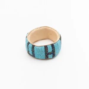 Pulsera africana de cuentas azul y tornasol artesanal. Complemento hecho a mano con diseño étnico y valores.