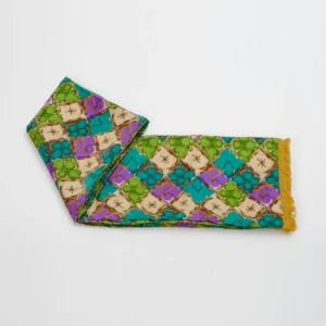 Toalla con estampado floral africano hecha a mano. Wax, flecos y color en una pieza única con alma y estilo.