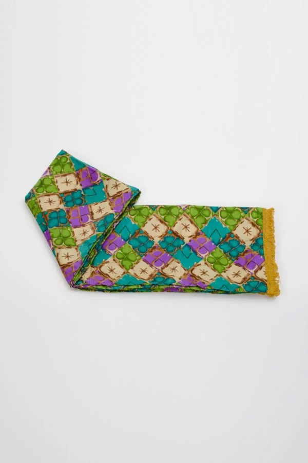 Toalla con estampado floral africano hecha a mano. Wax, flecos y color en una pieza única con alma y estilo.