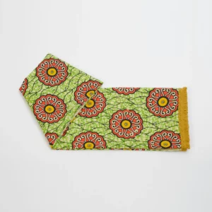 Toalla con estampado floral africano en verde y flecos mostaza. Complemento hecho a mano con valores y estilo.