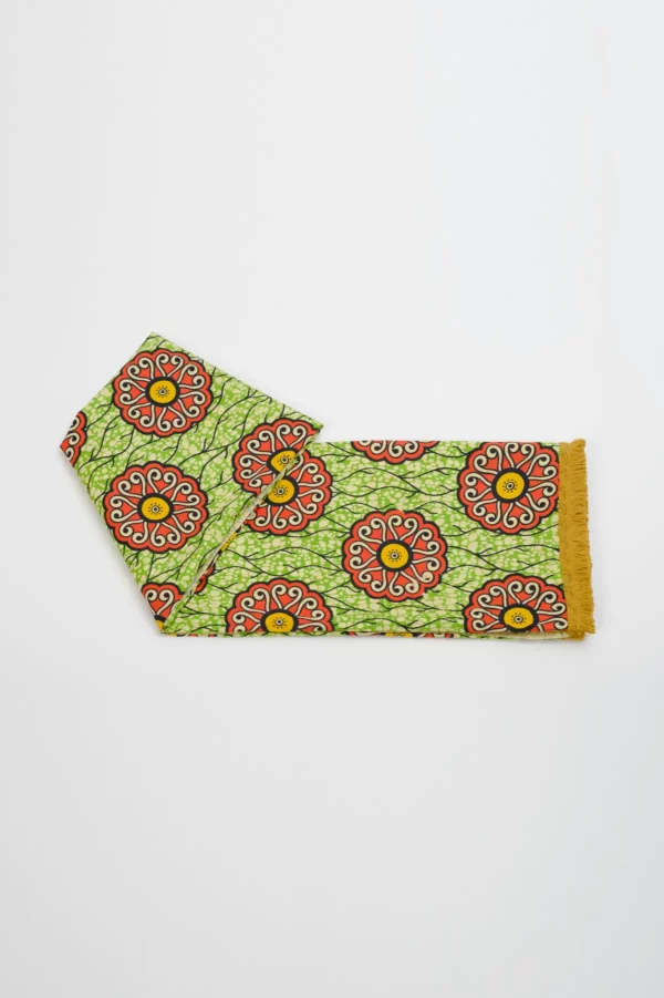 Toalla con estampado floral africano en verde y flecos mostaza. Complemento hecho a mano con valores y estilo.