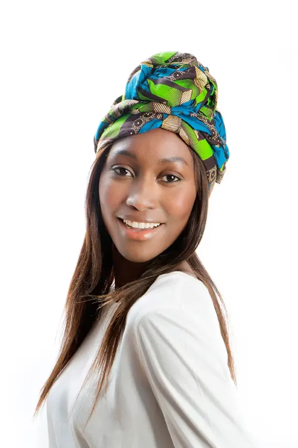 Turbante africano con estampado en tonos verdes y azules. Pieza exclusiva de moda ética con alma y carácter.