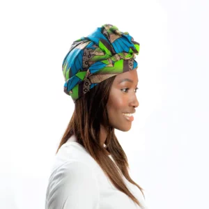 Turbante africano con estampado en tonos verdes y azules. Pieza exclusiva de moda ética con alma y carácter.