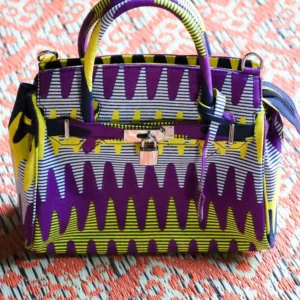 Bolso tejido a mano con estampado africano en morado y amarillo. Moda artesanal, étnica y con piezas únicas.