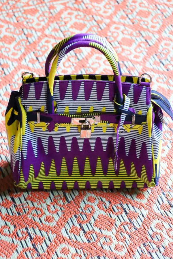 Bolso tejido a mano con estampado africano en morado y amarillo. Moda artesanal, étnica y con piezas únicas.