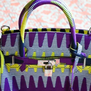 Bolso tejido a mano con estampado africano en morado y amarillo. Moda artesanal, étnica y con piezas únicas.