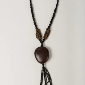 Collar africano de cuentas en tonos tierra y negro. Joyería hecha a mano. Viste tu estilo con alma y valores.