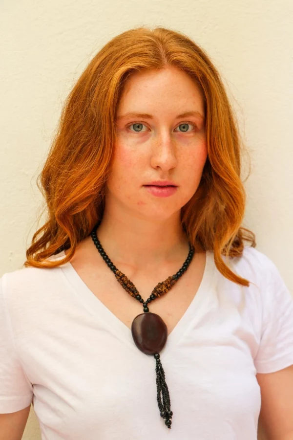 Collar africano de cuentas en tonos tierra y negro. Joyería hecha a mano. Viste tu estilo con alma y valores.