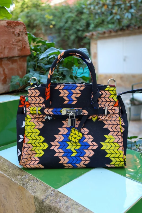 Bolso con estampado africano hecho a mano por artesanas. Encuentra moda africana única y artículos exclusivos.
