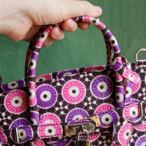 Bolso retro con estampado africano de círculos. Hecho a mano. Viste accesorios exclusivos y moda consciente.