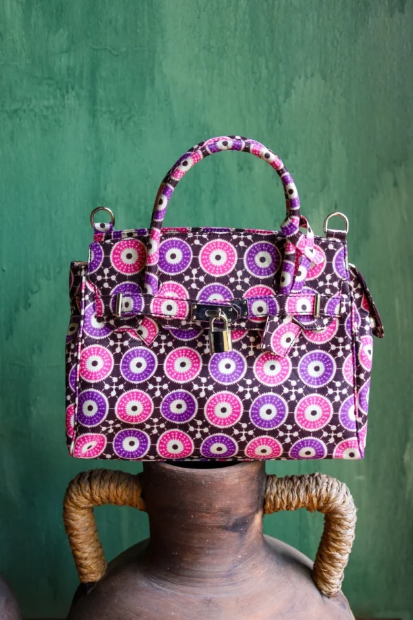 Bolso retro con estampado africano de círculos. Hecho a mano. Viste accesorios exclusivos y moda consciente.