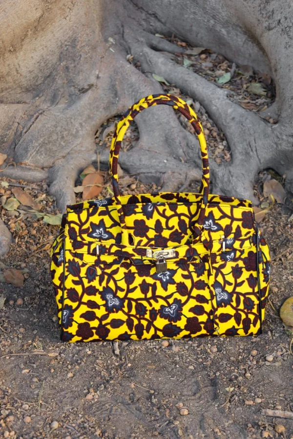 Bolso retro con estampado africano en marrón y amarillo. Hecho a mano. Apoya la moda consciente y solidaria.