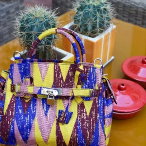 Bolso artesanal con estampado africano, hecho a mano. Descubre complementos étnicos de moda ética y exclusiva.