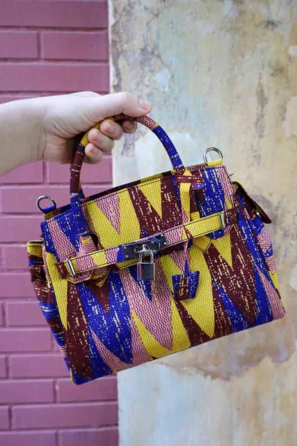 Bolso artesanal con estampado africano, hecho a mano. Descubre complementos étnicos de moda ética y exclusiva.