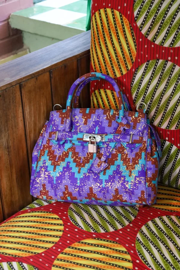 Bolso artesanal estampado africano y tejido a mano con amor. Moda inclusiva, exclusiva y con identidad propia.