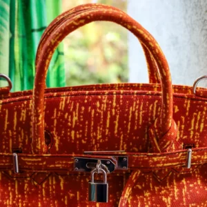 Bolso en tonos naranja con estampado africano. Hecho a mano y diseño exclusivo. Moda solidaria y con historia.