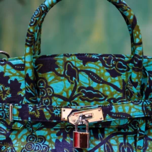 Bolso artesanal con estampado floral africano, fabricado a mano. Complementos exclusivos y moda consciente.