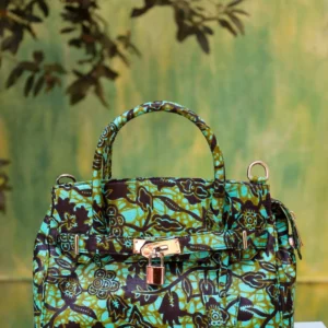Bolso artesanal con estampado floral africano, fabricado a mano. Complementos exclusivos y moda consciente.