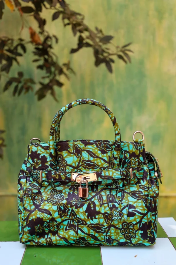 Bolso artesanal con estampado floral africano, fabricado a mano. Complementos exclusivos y moda consciente.